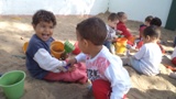 Alegria que contagia: alunos do Berrio II brincando no tanque de areia.